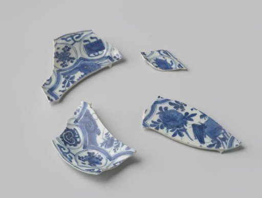 Shards of a plate from the VOC ship 'Witte Leeuw'