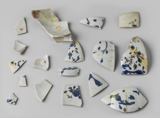 Sixteen porcelain fragments of plates or bowls found at the VOC ship Witte Leeuw, possibly originating from the Zeelelie