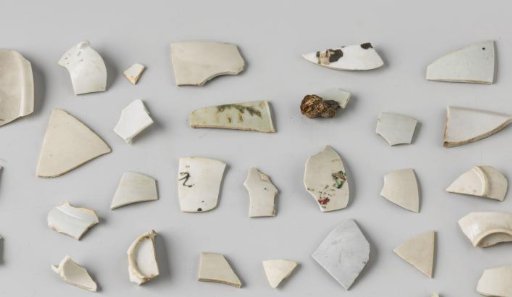 Fragments of plates and bowls found at the VOC ship Witte Leeuw, possibly originating from the Zeelelie