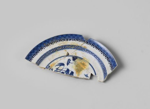 Porcelain plate found at the VOC ship Witte Leeuw, possibly originating from the Zeelelie
