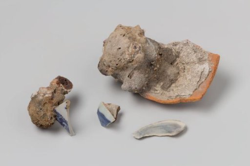 Fragments of porcelain and earthenware from the VOC ship 'Witte Leeuw'