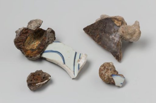 Fragments of stoneware and porcelain from the VOC ship 'Witte Leeuw'