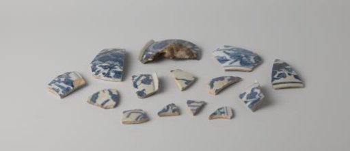 Sixteen Porcelain Fragments of Large Bowls from the VOC Ship 'Witte Leeuw'