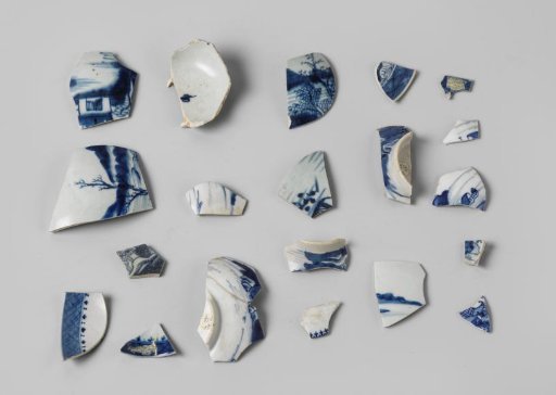 Twenty porcelain fragments, found on the VOC ship Witte Leeuw, possibly from the Zeelelie