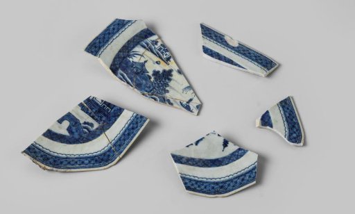 Five porcelain fragments of a dish, found on the VOC ship Witte Leeuw, possibly from the Zeelelie