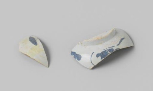 Two porcelain fragments of a bowl, found at the VOC ship Witte Leeuw, possibly originating from Zeelelie