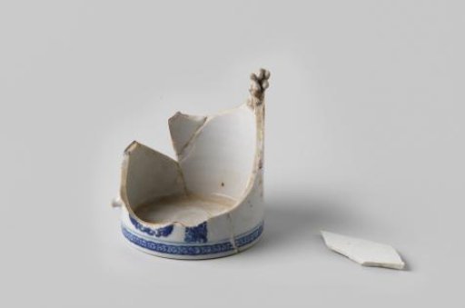 Two porcelain fragments of a cup, found at the VOC ship Witte Leeuw, possibly originating from Zeelelie