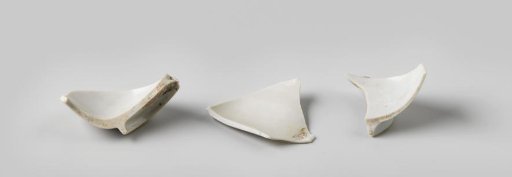 Three porcelain fragments of one or several cups, found at the VOC ship Witte Leeuw, possibly originating from Zeelelie