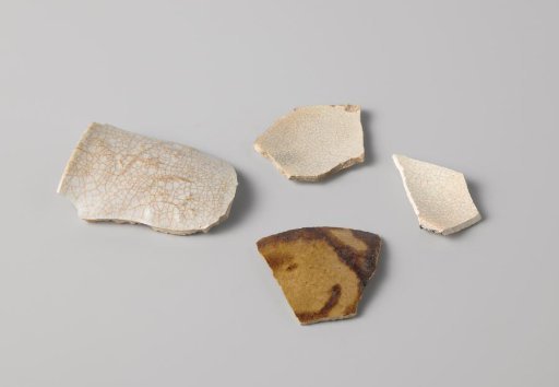 Four pottery fragments, found at the VOC ship Witte Leeuw, possibly originating from Zeelelie