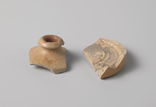 Two stoneware fragments, found at the VOC ship Witte Leeuw, possibly originating from Zeelelie