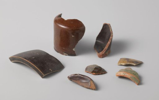 Seven pottery fragments, found at the VOC ship Witte Leeuw, possibly originating from Zeelelie