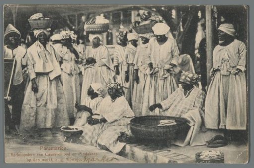 Paramaribo: Sellers of cassava bread and peanut butter at the market, so-called Wowojo