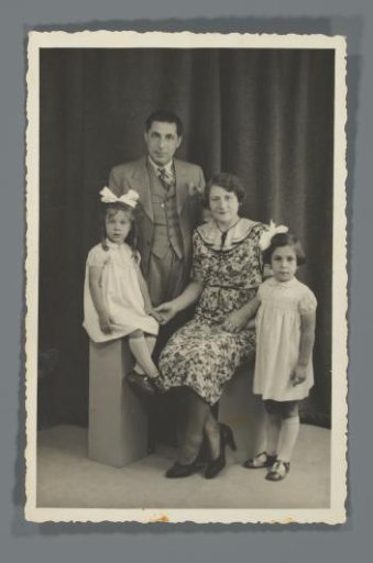 Group portrait of Samuel Polak with his wife and daughters