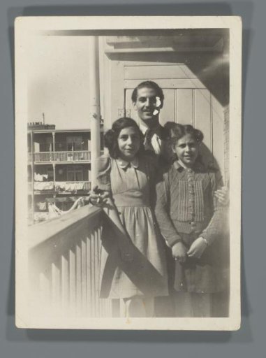 Portrait of Maurice Schellekes with Miriam and Willy Polak