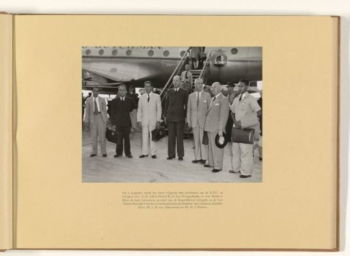 On 6 August, the first plane with participants of the R.T.C. landed at Schiphol. H.R.H. Sultan Hamid II, Mr. Pringgodigdo, Mr. Masjhoer Rifai, Mr. Latumeten, press chief of the Republican delegation, and Mr. Tilenius Kruijthof were welcomed by the Minister of Overseas Territories