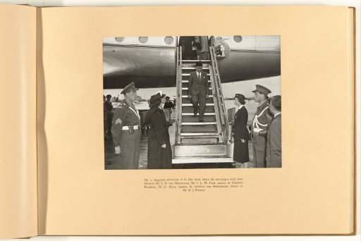 On August 11, H.E. Dr. Moh. Hatta arrived, received by Minister Mr. J.H. van Maarseveen, Mr. C.L.W. Fock, on behalf of the Prime Minister, Dr. H. Boon, on behalf of the Minister of Foreign Affairs, and Dr. M.J. Prinsen