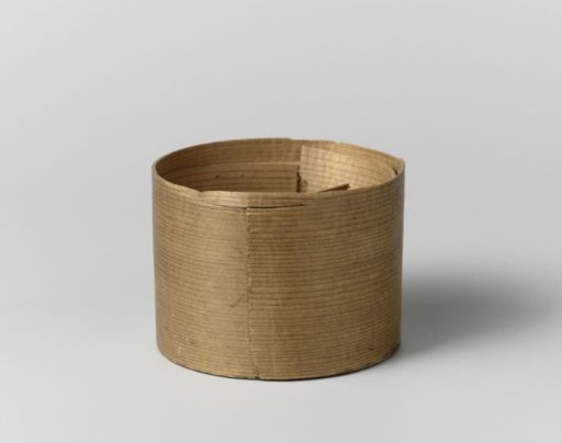 Round wooden box that served as packaging for the begging bowl of Van Egmond and associated objects