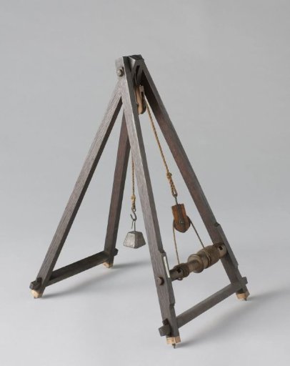 Model of a four-legged siege tower with a single spindle and two blocks