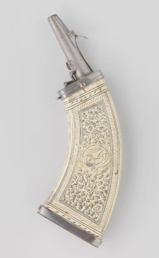 Flat curved powder horn