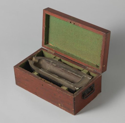 18-cm Segment Shell in a Wooden Box