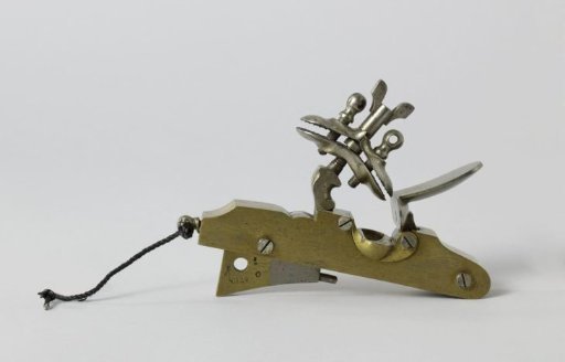Gunlock for a carronade with double, rotating cock