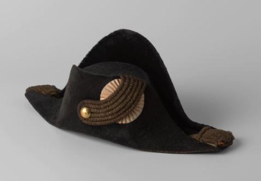 Pin with orange cockade and button featuring a hunting horn, belonging to the wooden casket of gamekeeper Antonie Brugmans
