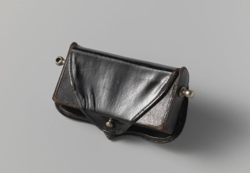 Cartridge pouch on a shoulder strap belonging to F.W. van Dachne, in 1830/32 sergeant (later 2nd lieutenant) of the 5th Regiment of Light Dragoons