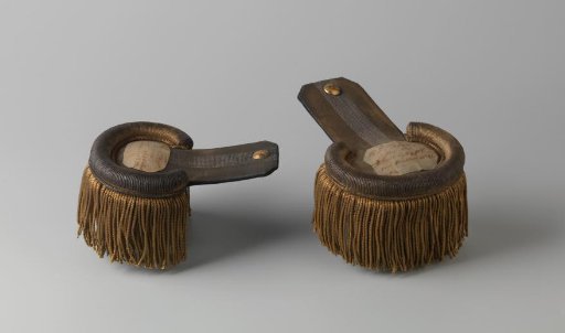 Epaulets of H.L. Frans, 1st Lieutenant in the 1st Battalion Field Artillery, Field Battery No. 12