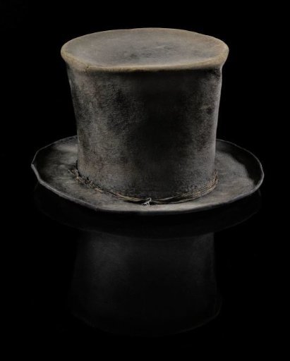Hat of Vice-Admiral Koopman, pierced by a bullet during the bombardment of Antwerp
