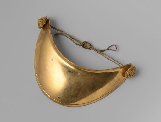 Gilded copper collar