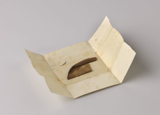 Linen, fragment, and a piece of knitted wool taken from the grave of Cornelis Evertsen the Elder (1610-1666)