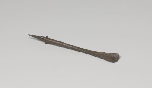 Hollow chisel with a sloping cutting edge and a chisel with a border