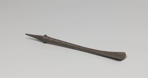 Hollow chisel with a sloping cutting edge, the chisel being provided with a border
