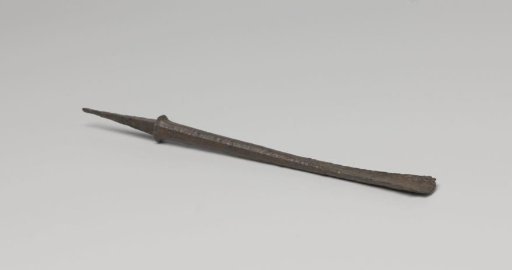 Chisel with a beveled cutting edge and a border frame