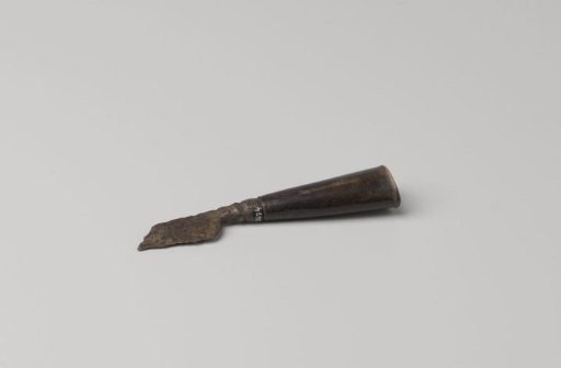 Knife With Horn Handle of Oval Cross-Section, Tapered Tang, and Profiled Cut-Out Handle Guard