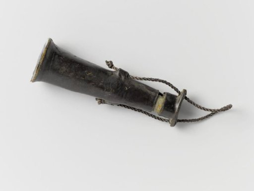 Complete musket with a crack in the base and a lid that does not quite fit