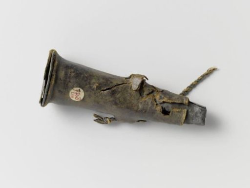 Musketmaat without cap, with ear loops and string