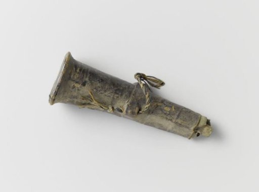 Musketmaat without cap, with ear loops, brass and leather base, and piece of string