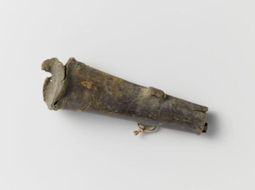 Musketmaat, fragment consisting of leather base with ear loops and remnant of gunpowder