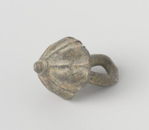 Button, conical with ribs and a leaf-shaped eye