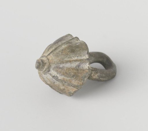 Button, conical with ribs and a leaf-shaped eye