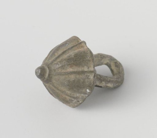 Button, conical with ribs and a leaf-shaped eye