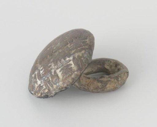 Button, round and flattened with a decorative pattern