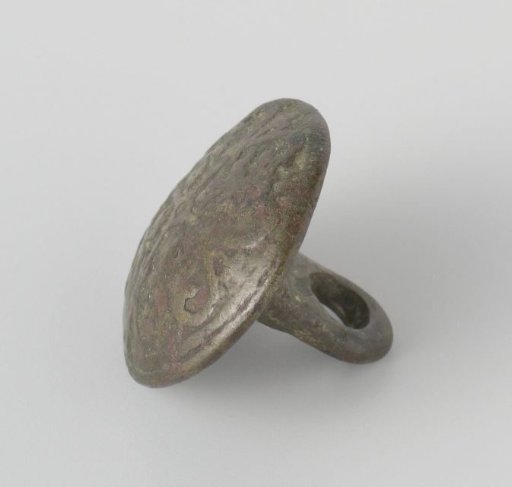 Button of yellow copper with four lilies