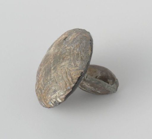 Button, round and flattened with a decorative pattern