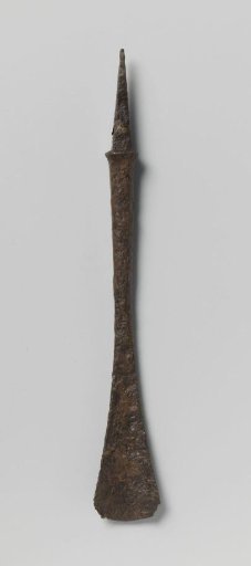 Gouge or hollow chisel with a slanted cutting edge