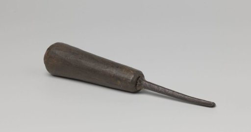 Chisel with oblique cutting edge and round handle