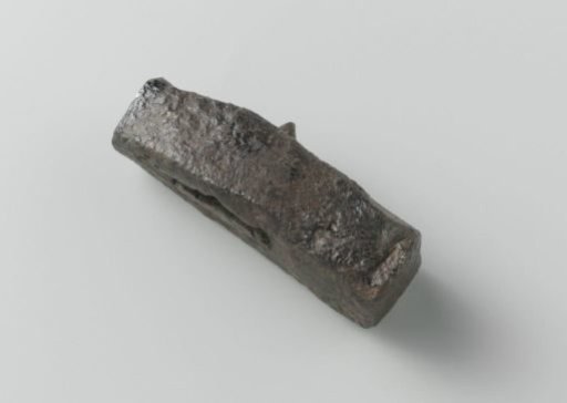Hammer with a broken shaft