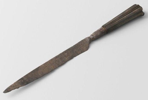 Table knife with horn handle