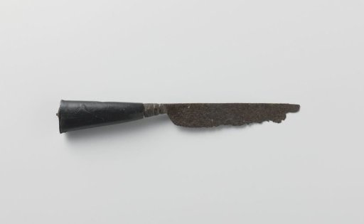 Knife with horn handle of oval cross-section and a rose on the reverse